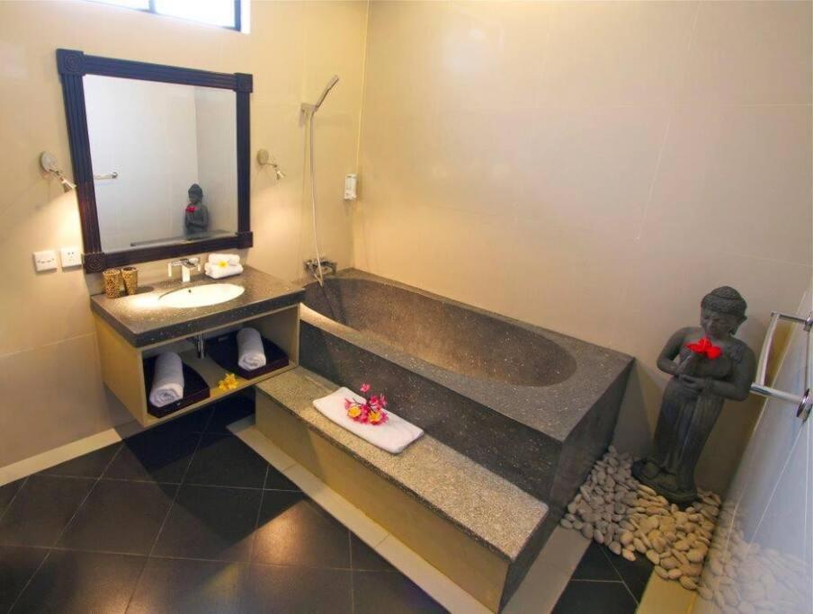 Villa 5 Bedroom - Kuta Regency B8